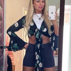 Tie Front Flowy Sleeve Crop Top